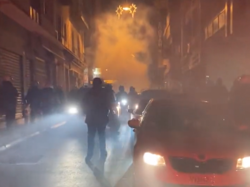 Πεδίο μάχης τα Εξάρχεια:  Χημικά, φωτιές και κυνηγητό 