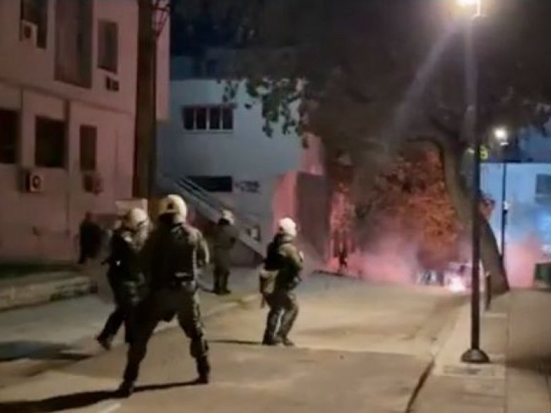 Επεισόδια στην πανεπιστημιούπολη του ΑΠΘ μεταξύ αγνώστων και ΜΑΤ