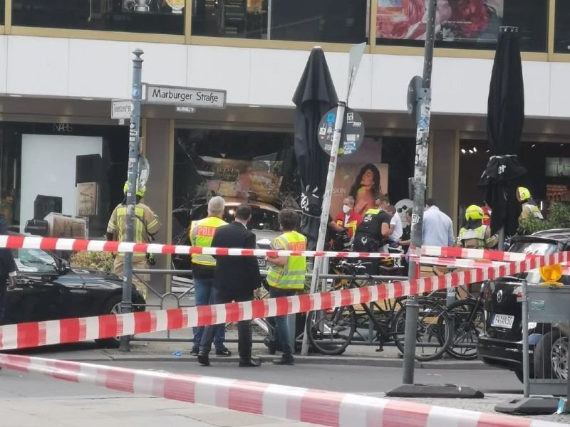 Γερμανία - Βερολίνο: Αυτοκίνητο έπεσε πάνω σε πλήθος - Ένας νεκρός και πολλοί τραυματίες