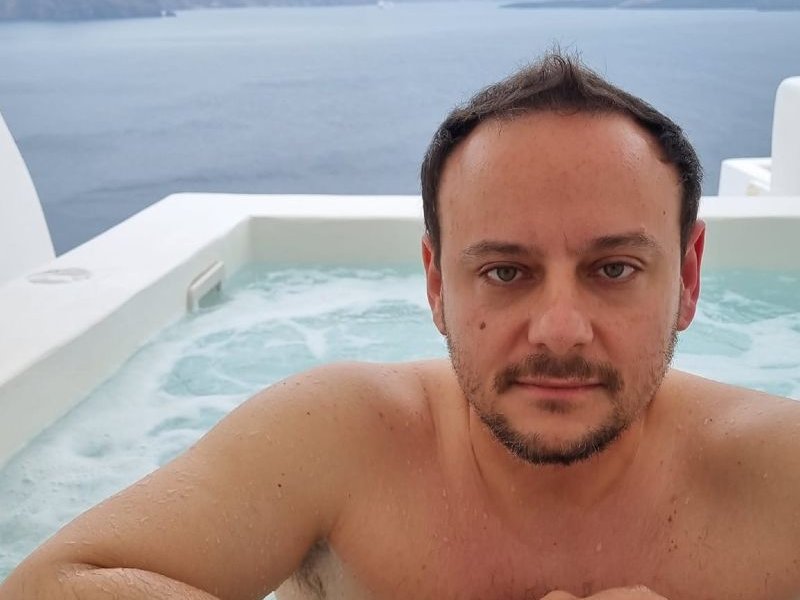 Η χλιδάτη Πρωτομαγιά του Γκίκα Μαγιορκίνη στη Σαντορίνη