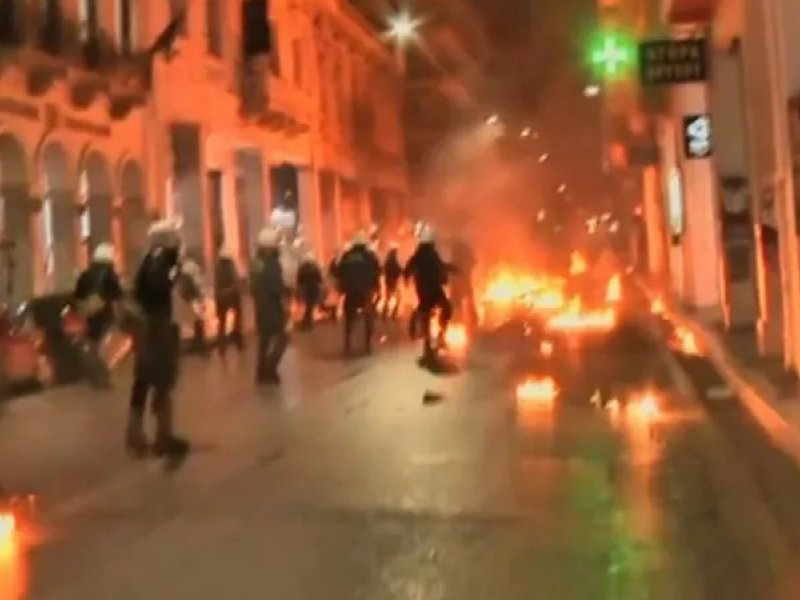 Πάτρα: «Καταιγισμός» μολότοφ και επεισόδια στο κέντρο της πόλης μετά την πορεία για το Πολυτεχνείο
