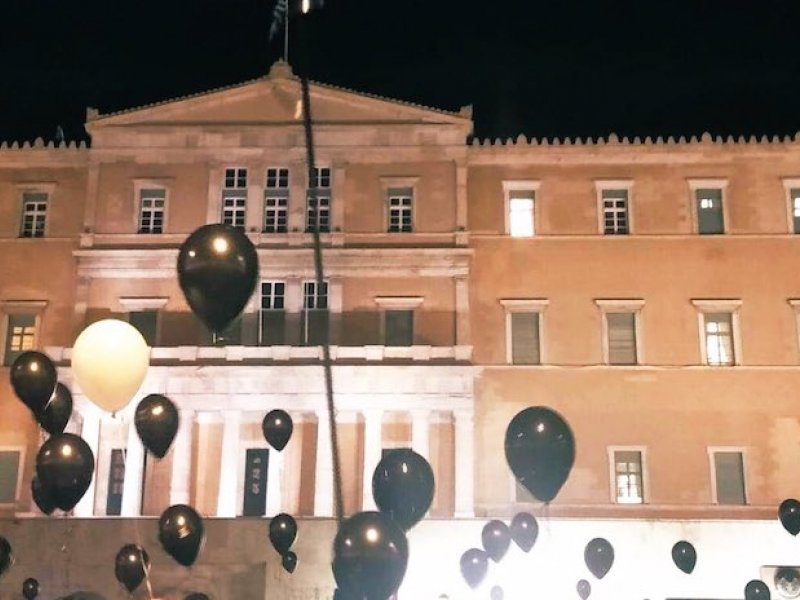 Διαδήλωση για Τέμπη: Στις φλόγες περιπολικό στο Μοναστηράκι