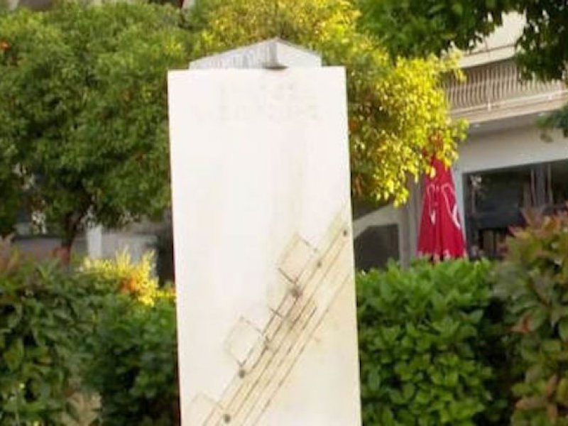 Νέα Ιωνία: Έκλεψαν τη χάλκινη προτομή του Στέλιου Καζαντζίδη
