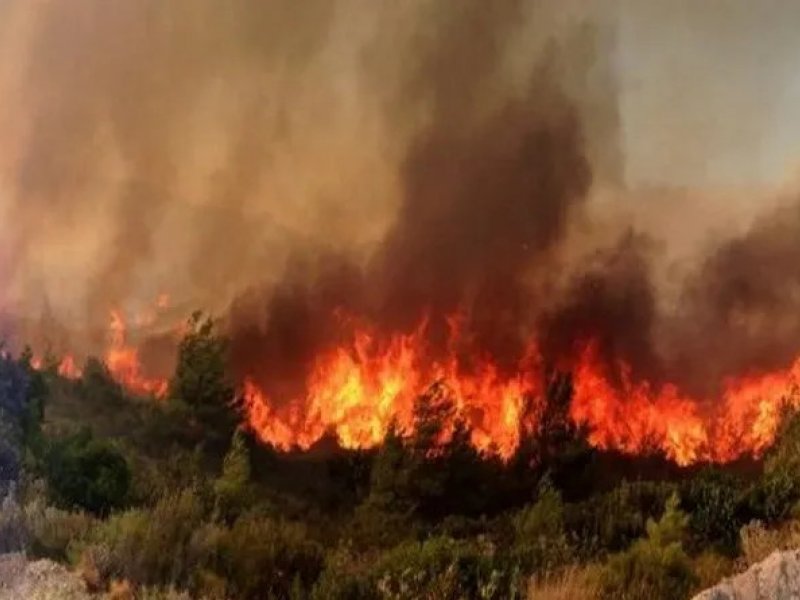 Kόλαση δίχως τέλος στη Ρόδο: Μήνυμα για εκκένωση στο Βατί