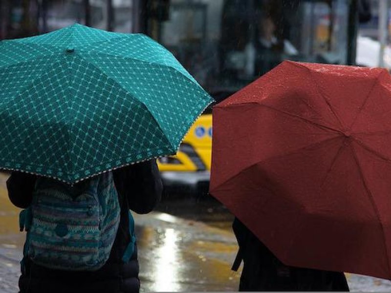 Ξαφνικό μπουρίνι στο κέντρο της Αθήνας και  τα νότια προάστια