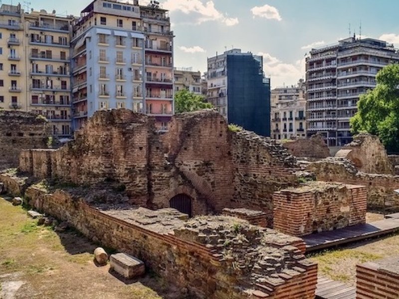 Θεσσαλονίκη: Νεαρό ζευγάρι τραυματίστηκε όταν έπεσε από κάγκελα στην Αρχαία Αγορά 