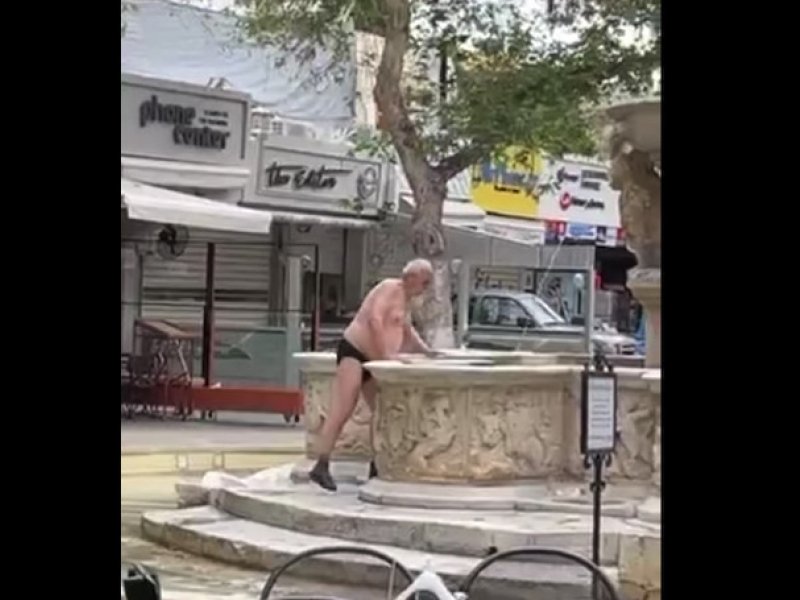Ηράκλειο: Ηλικιωμένος βούτηξε σε σιντριβάνι με το εσώρουχο (video)