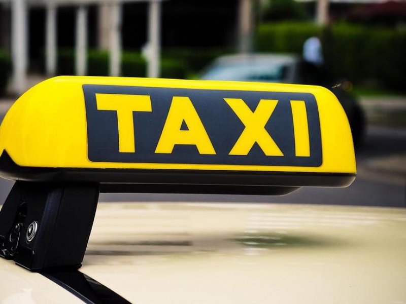 Θεσσαλονίκη: Οδηγός ταξί ξεκίνησε πριν κατέβει επιβάτιδα και την εγκατέλειψε τραυματισμένη