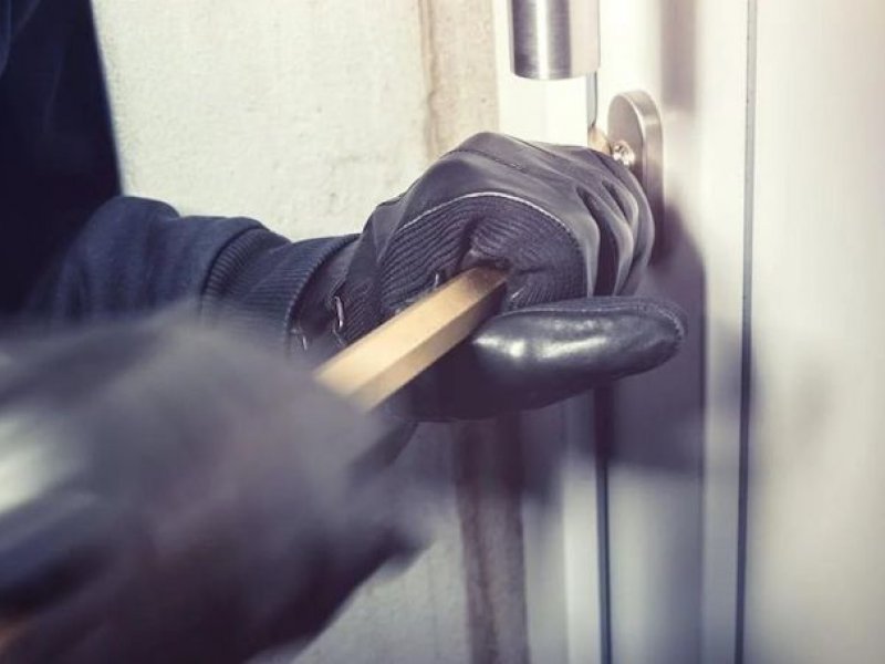 Ηλεία: Εφιαλτικές στιγμές για μητέρα δύο παιδιών που μπήκαν ληστές στο σπίτι τους