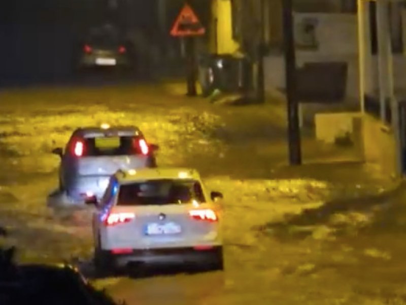 Κακοκαιρία Elias: Σε ποτάμι μετατράπηκε η οδός Καλαμπάκας στα Τρίκαλα (Video)