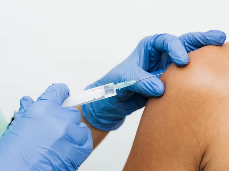 Τα επικαιροποιημένα διδύναμα εμβόλια Covid-19 παρέχουν σημαντική επιπρόσθετη προστασία σε όσους είχαν κάνει έως τέσσερις δόσεις