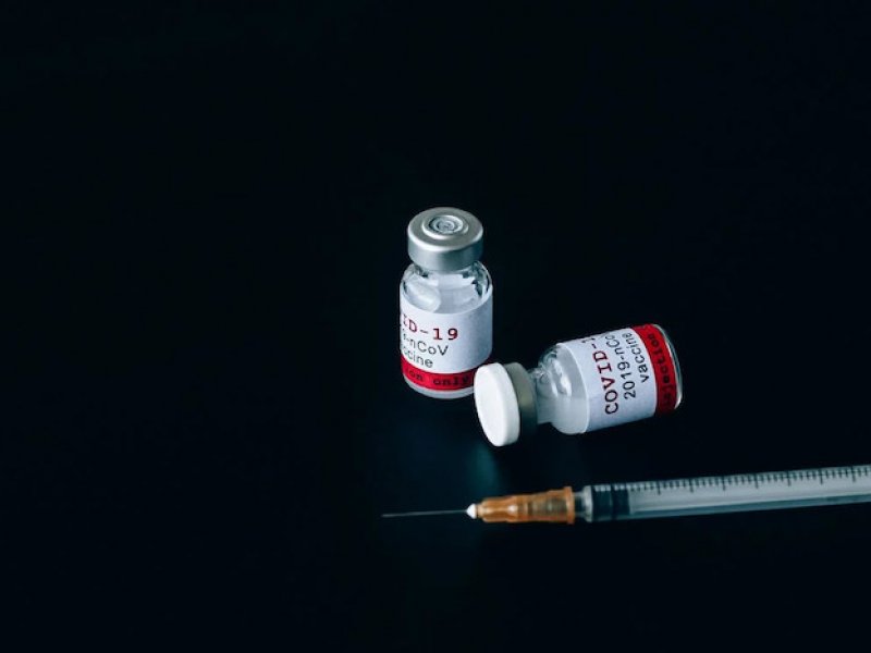Εμβόλιο κορονοϊού: Αυτή είναι η σπάνια επιπλοκή που εμφανίζεται σε νεαρούς άνδρες